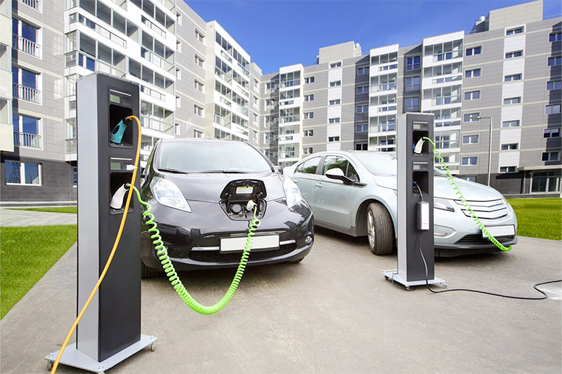 deux-voitures-electriques-bornes-recharge-immeuble-residentiel-appartements